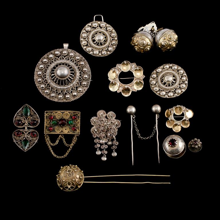 PARTI DRÄKTSMYCKEN, delvis silver, 13 delar, 1700, 1800 samt 1900-tal. Vikt 156,2 g.