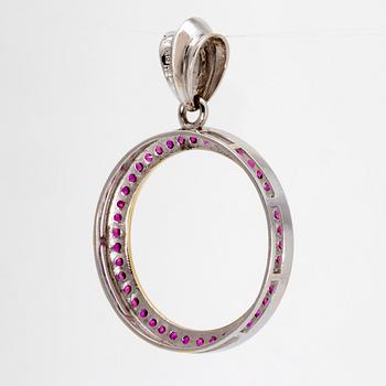 Brooch 14K whitegold with rubies, height approx 5,5 cm.