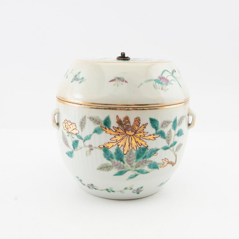 A group of Chinese porcelain, late Qing dynasty/20th Century.