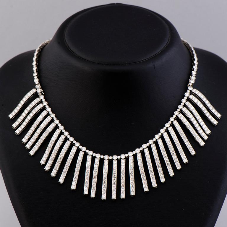 COLLIER, briljantslipade diamanter, platina. Frankrike.