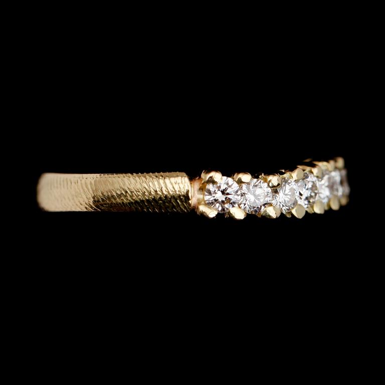 RING, 18 k guld, 9 briljantslipade diamanter tot 0.72 ct.