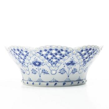 Royal Copenhagen, Serveringsskålar, tre stycken samt terrin, porslin, "Musselmalet helblond" (Blue fluted full lace), 1968-73.