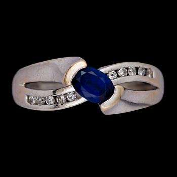 RING, 14k vitguld med safir 6x4,2mm och briljantslipade diamanter tot ca 0,10ct. Vikt 3,4g.