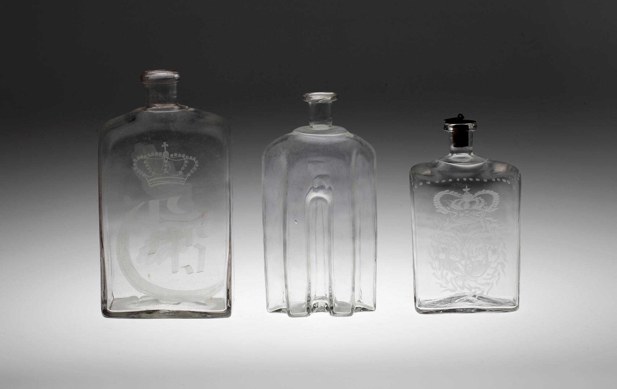KARAFFER, 3 st, glas, 1800-tal.