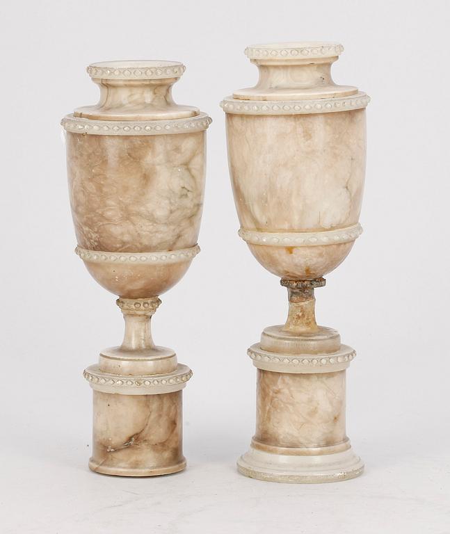 URNOR, ett par, alabaster, trol Italien, 1800-tal.