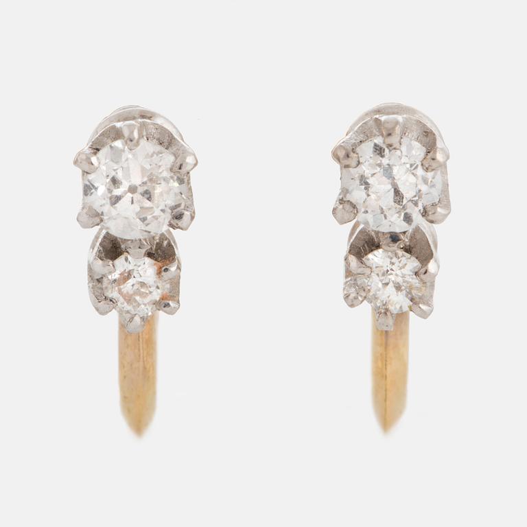 ÖRHÄNGEN, 18K guld med 4 små gammalslipade diamanter.