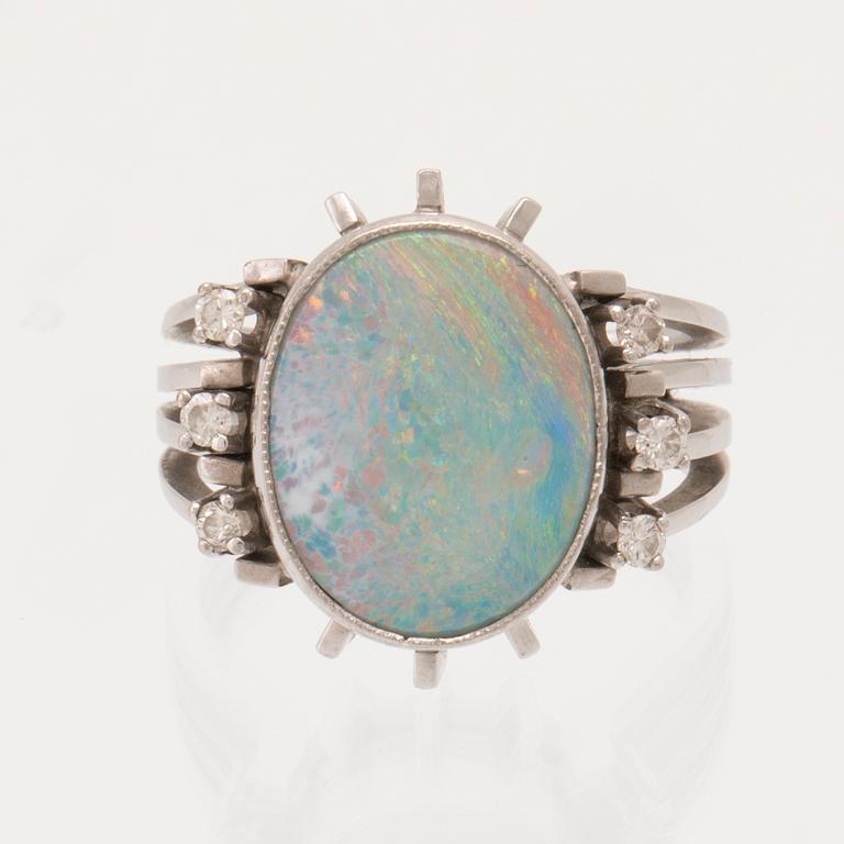 Ring 14K vitguld med opal-dubblett eller triplett samt runda briljantslipade diamanter.
