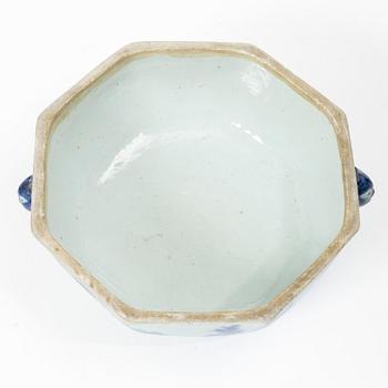 Terrin med lock, kompaniporslin, Kina, Qingdynastin, Qianlong (1736-95).
