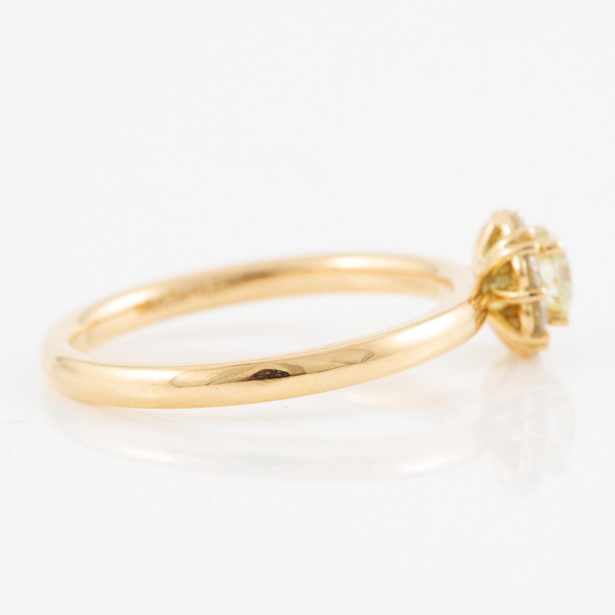 Ring with brilliant-cut diamonds.