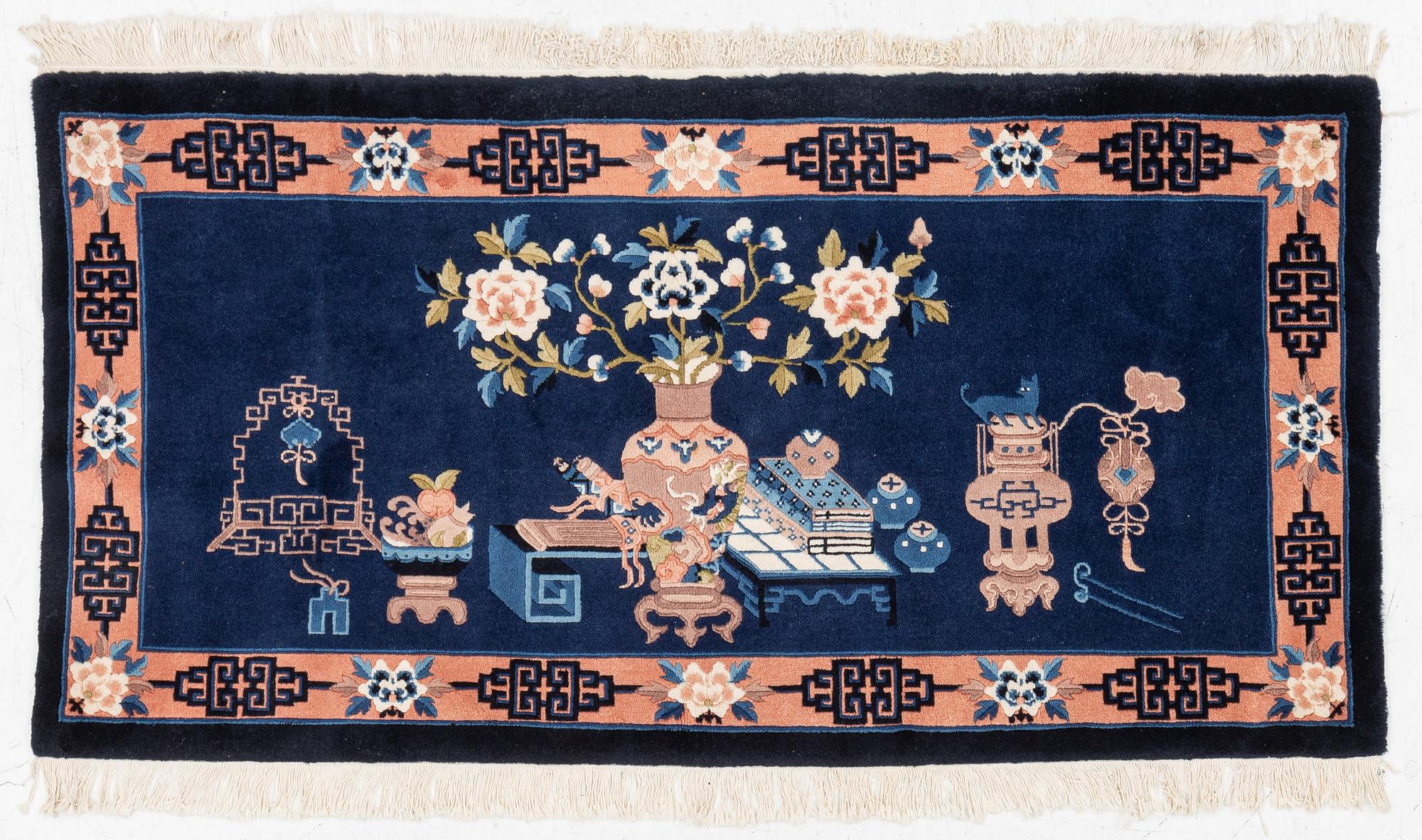 A Chinese rug,  156 x 80 cm.