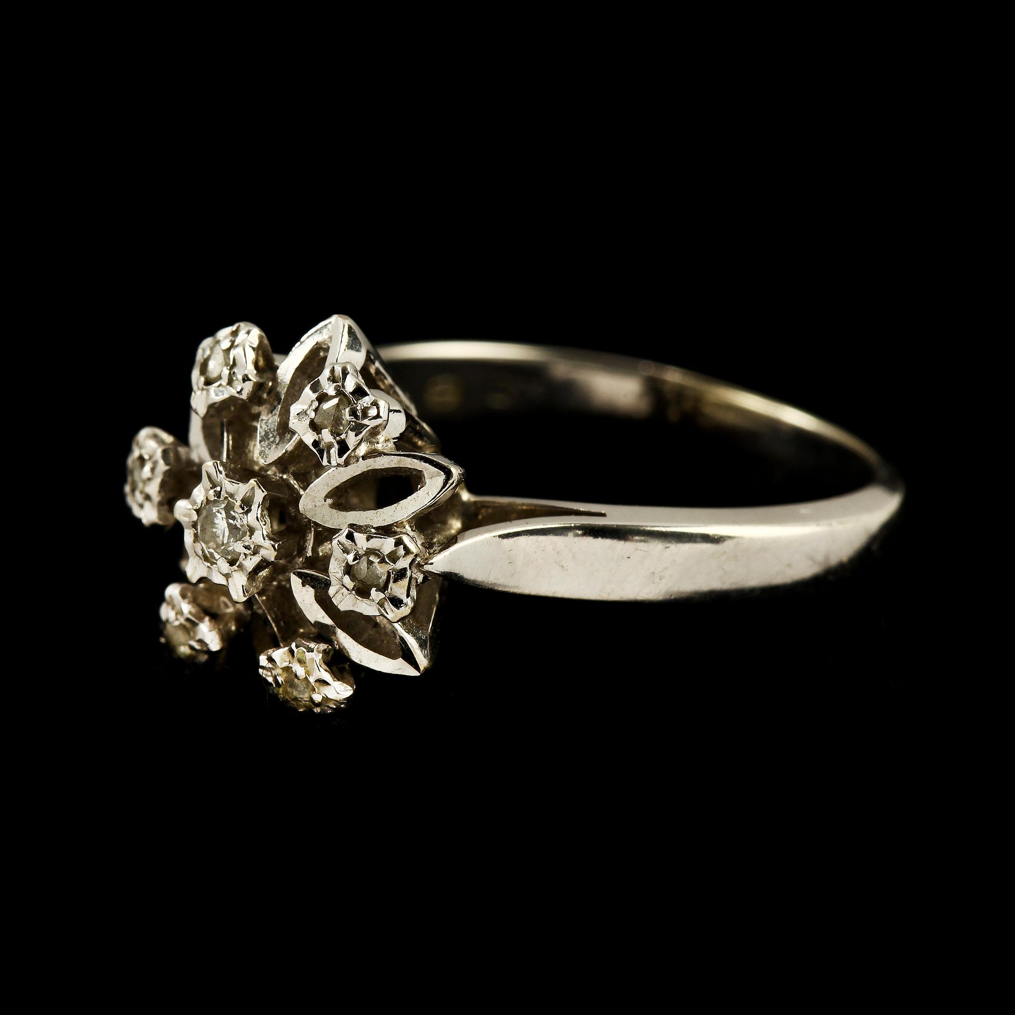 RINGAR, 2 st, 18k guld med diamanter, tot 0.25 ct. Vikt 6 g.