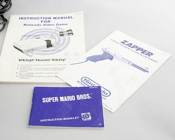 NINTENDO, NES 8-bits konsol, 2 kontroller, samt tre spel, 1980-tal.