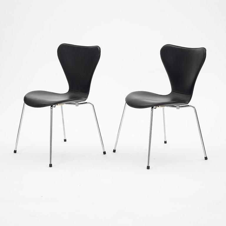 Arne Jacobsen, six 'Series 7' chairs, Fritz Hansen, Denmark.