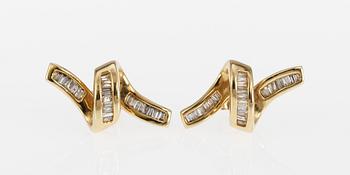 562. EARRINGS, set with baguette cut diamonds, app. tot. 1 cts.