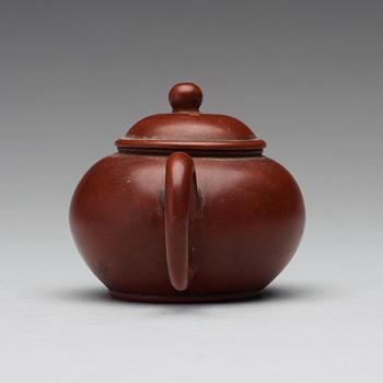 A yixing ware tea pot with cover, late Qing dynasty.