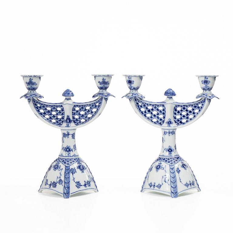 Royal Copenhagen, Serveringsskålar, tre stycken samt terrin, porslin, "Musselmalet helblond" (Blue fluted full lace), 1968-73.