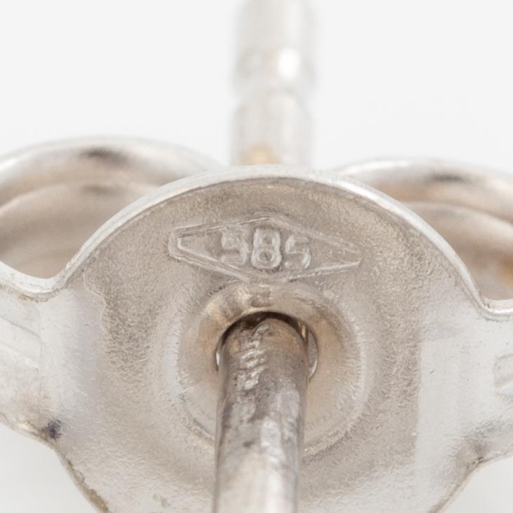 Örhängen, ett par, 14K vitguld med bruntonade briljantslipade diamanter.