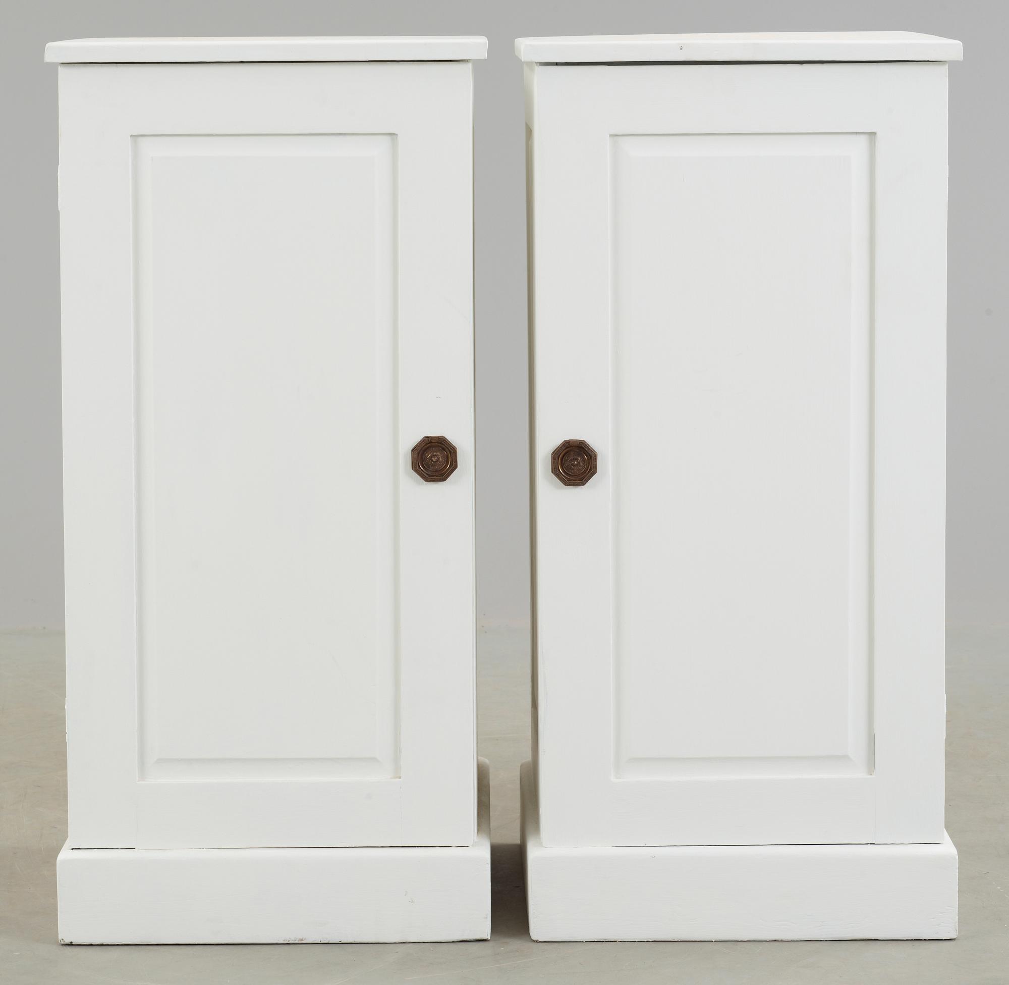 KOLONNSKÅP, ett par, 1900-talets första hälft.