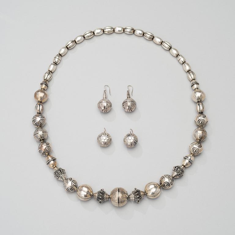 KAULAKORU ja KORVAKORUT, 2 PARI, "Halikon Kääty", hopeaa, Kalevala Koru.