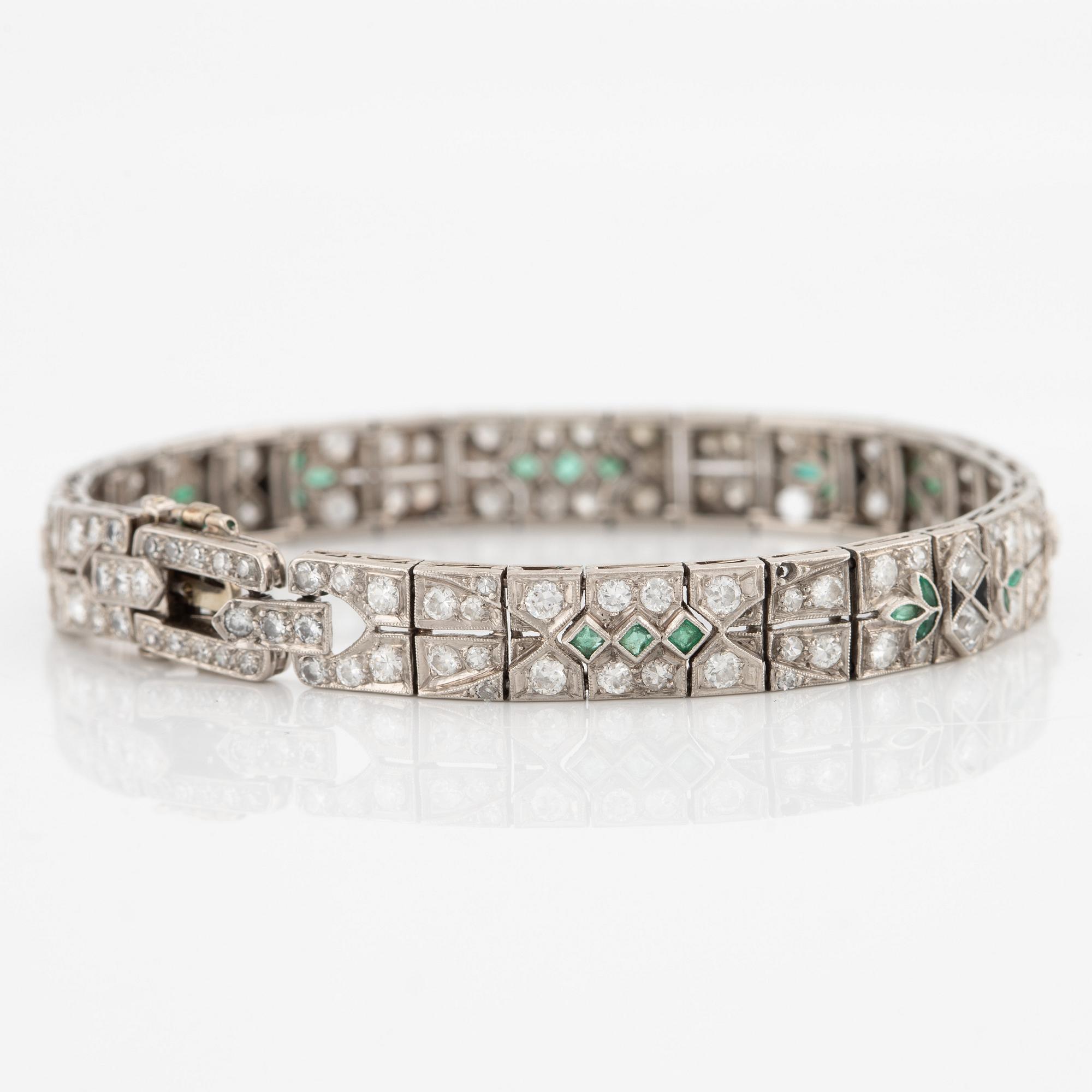 Armband platina med runda briljant-, åttkant och trappslipade diamanter, smaragder och onyx.