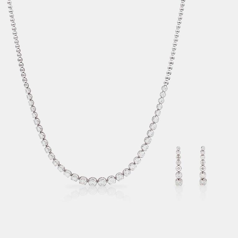 COLLIER samt ÖRHÄNGEN med briljantslipade diamanter i rivièremodell. Kvalitet ca G-H/SI.