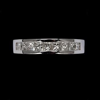 RINGAR, 2 st, vitguld 14K, briljantslipad mittsten 0,61 ct, små diamanterer tot. 1,40 ct. Vikt tot. 8,9 g.
