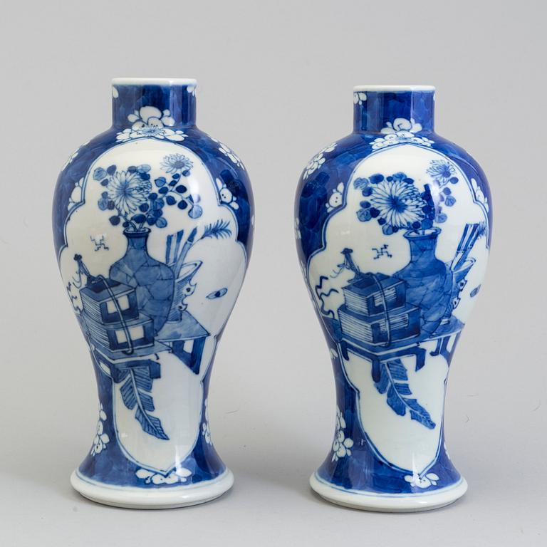 A pair of vases, porcelain, China, probably 20 th:century.