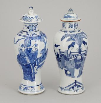 LOCKURNOR, 2 st olika, porslin, Kangxistil, Kina troligen sen Qing och omkring år 1900.