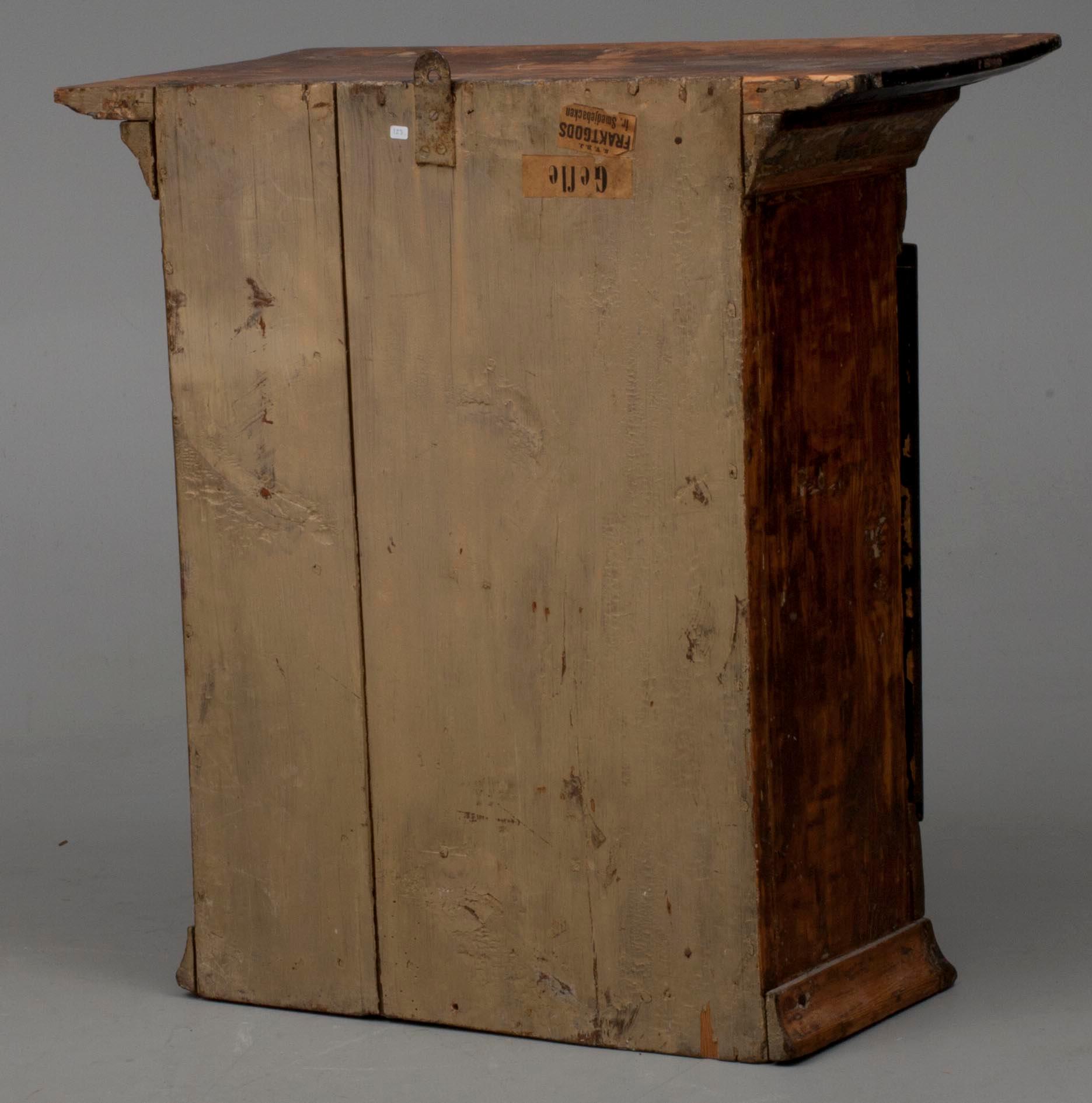 VÄGGSKÅP, allmoge, 1800-luku.