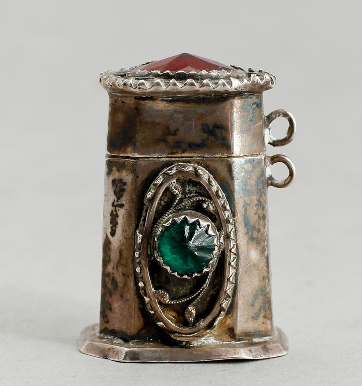 DOSA, silver, sannolikt Alexander Magnus Lundström, Visby 1803-1851. Vikt ca 23 g.