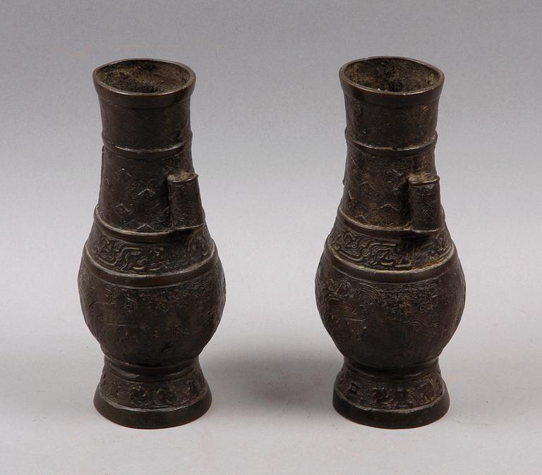 DEKORATIONSVASER, ett par, brons, Kina. 1800/1900-tal.