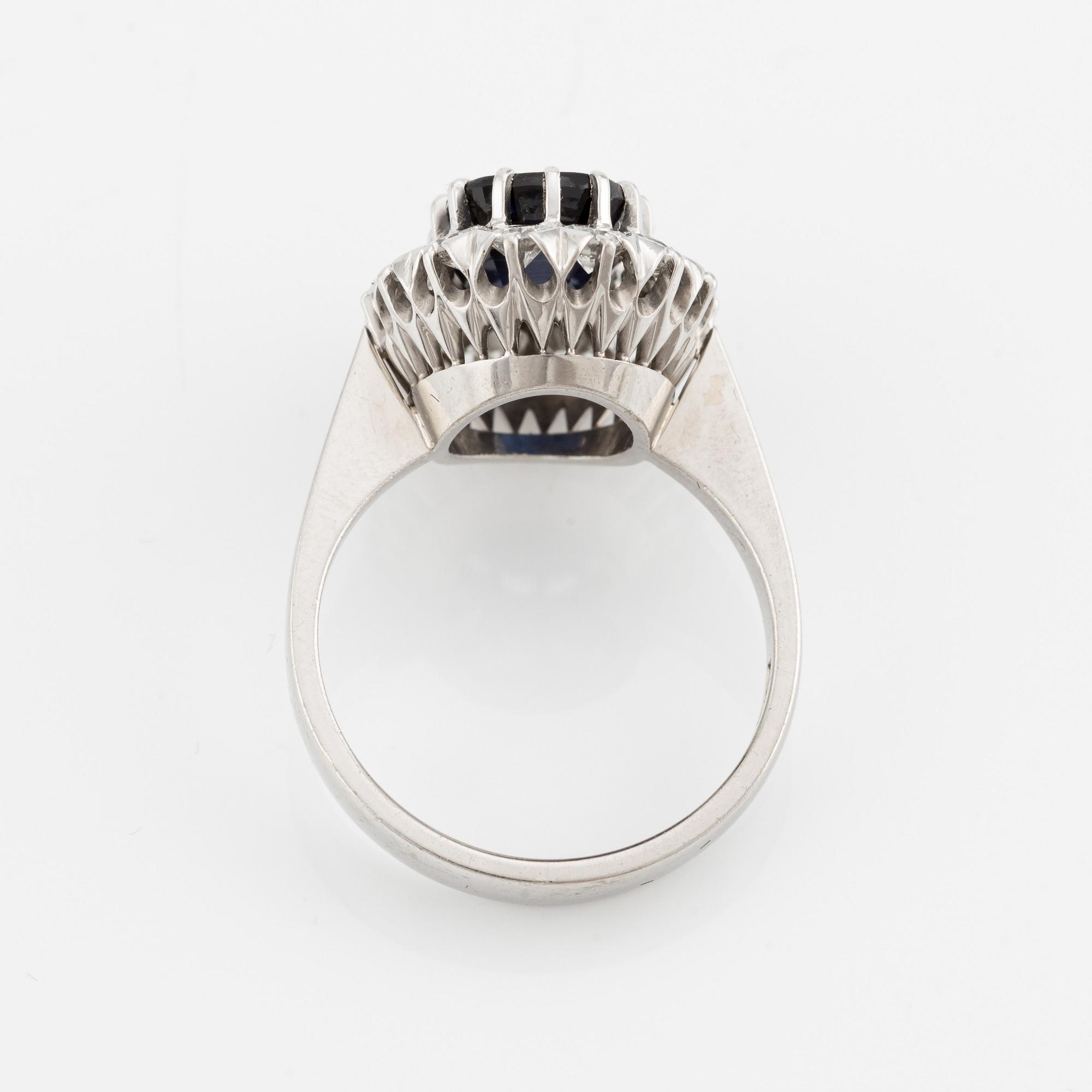 Ring, cluster ring, 18K white gold with sapphire and brilliant-cut diamonds. Stockholm 1973.