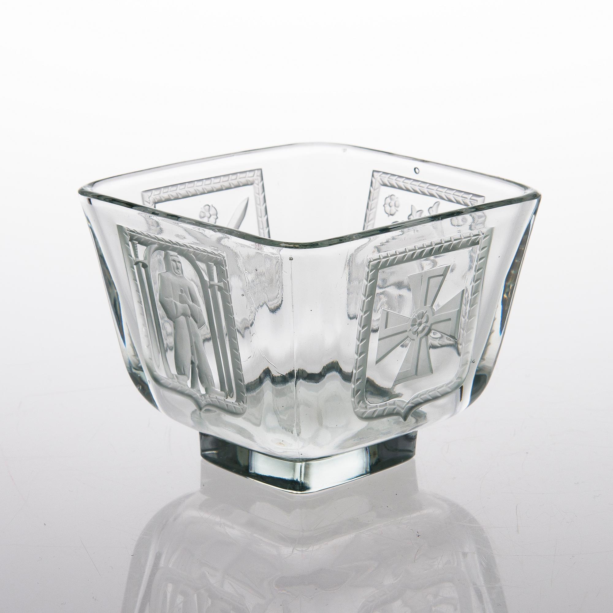 A glass bowl, 'Mottimalja' 1939-1940 Riihimäki Lasi Oy.