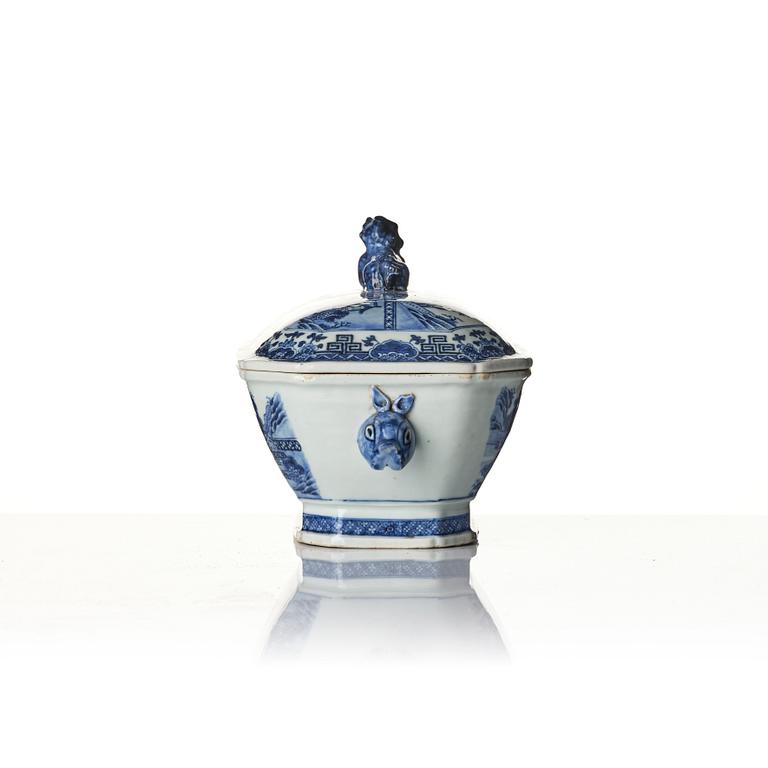 Tureen, porcelain, China, Qianlong (1736-95).