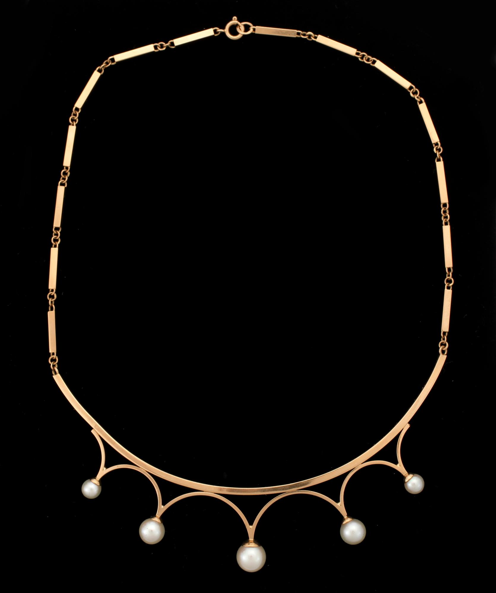 COLLIER, 18k guld med odlade saltvattenspärlor. Sverige, 1900-talets andra hälft. Vikt 11,8g.