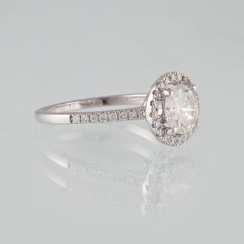 RING, 18K vitguld med briljantslipad diamant 1.07 ct samt små briljantsliapde diamanter 0.28 ct. Vikt 3.3 gram.