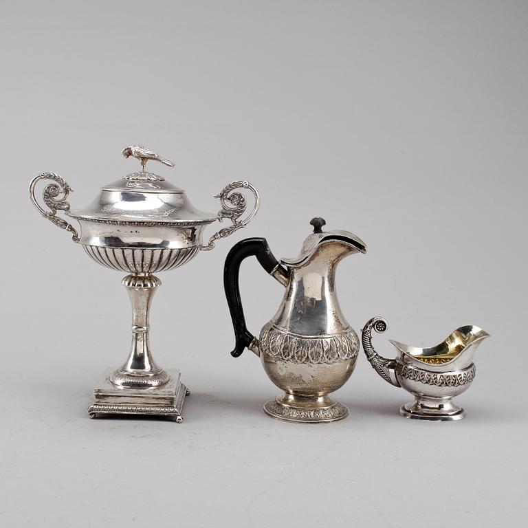 PARTI SILVER, 3 delar. Bland annat en gräddkanna tillverkad av Fredrik Espling, 1836. Totalvikt ca 1100 gram.