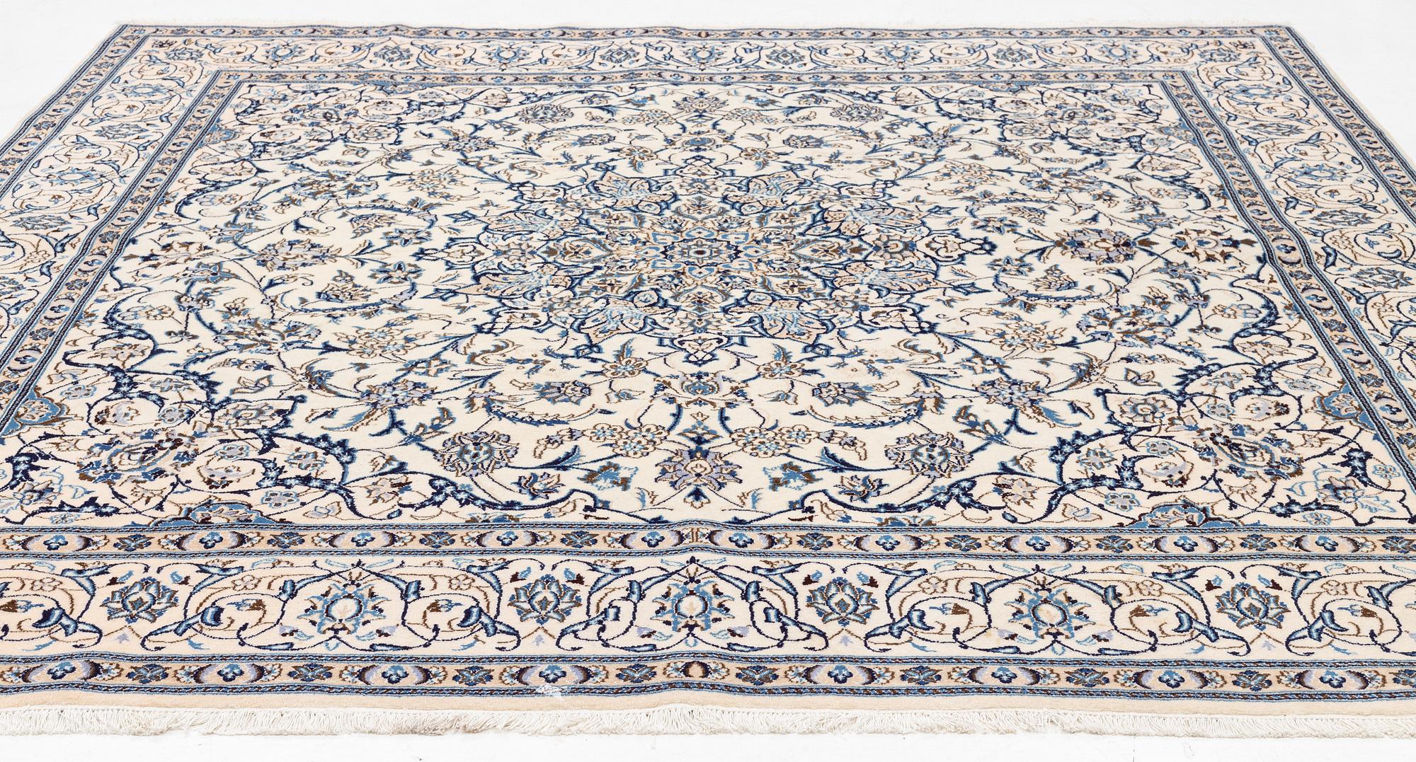 Matta, Nain, ca 294 x 283 cm.
