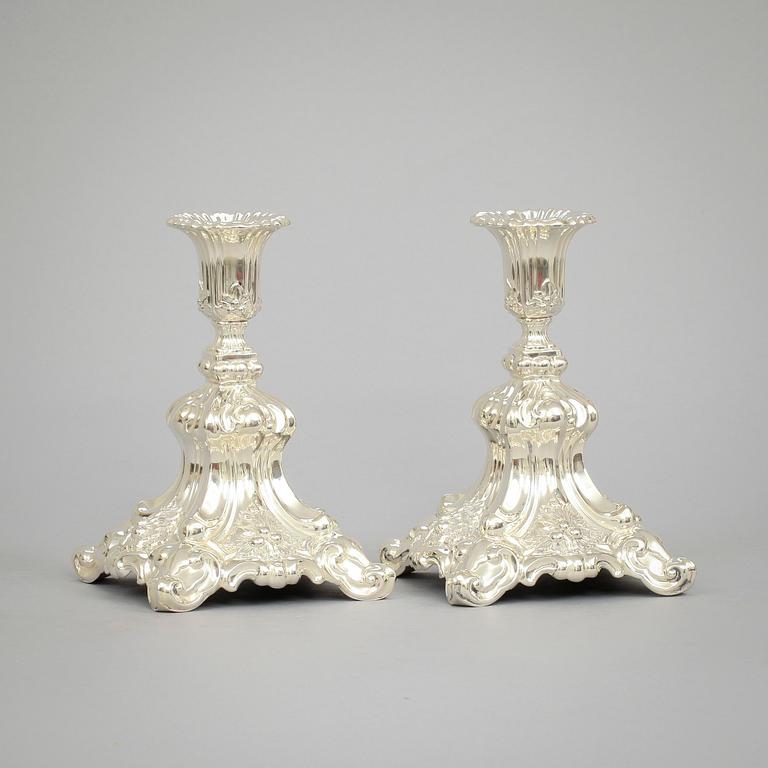 LJUSSTAKAR, ett par, silver, rokoko/barockstil, 1900-tal.