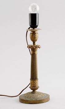 BORDSLAMPA, förgylld brons, empire, 1800-talets första hälft.