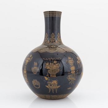 A large Chinese vase, modern manufactory, 20th Century.