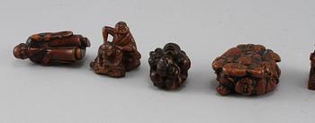 NETSUKES, 8 st, trä, Japan, Meiji (1868-1912).