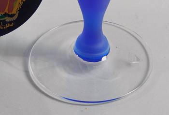 TALLRIK samt LJUSSTAKE. Porslin resp glas.