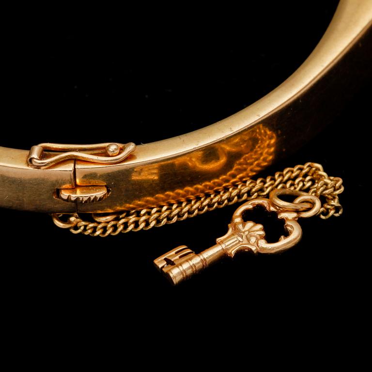 ARMBAND, 18k guld med vit fasettslipad vit sten. Niklas Ohlsson, Växjö 1952, Vikt 21,5 g.