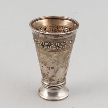 A swedish silver beaker with mark of GAB 1909 and a swedish royal letter from 1943.
