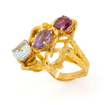 475. An H. Stern ring in 18K gold with faceted coloured gemstones.