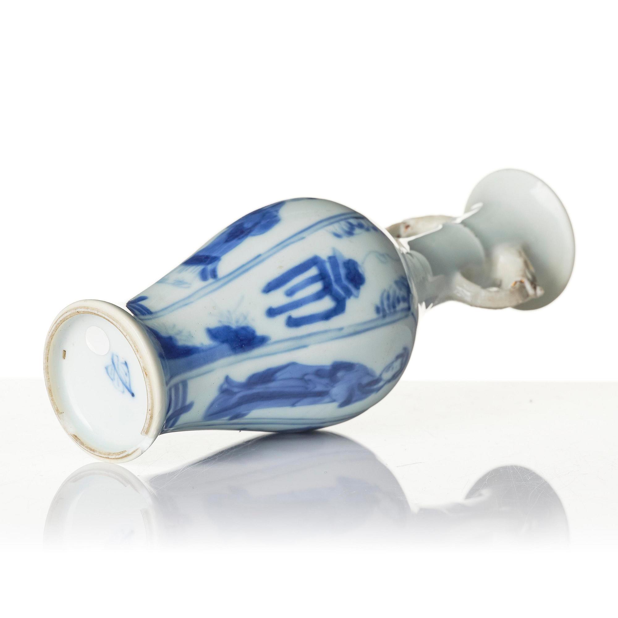 Two blue and white 'lange lisen' vases and a ewer, Qing dynasty, Kangxi (1662-1722).