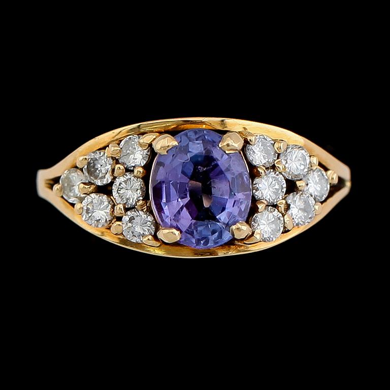 RING, 18K guld, tanzanit och briljantslipade diamanter. Vikt ca 4 g.
