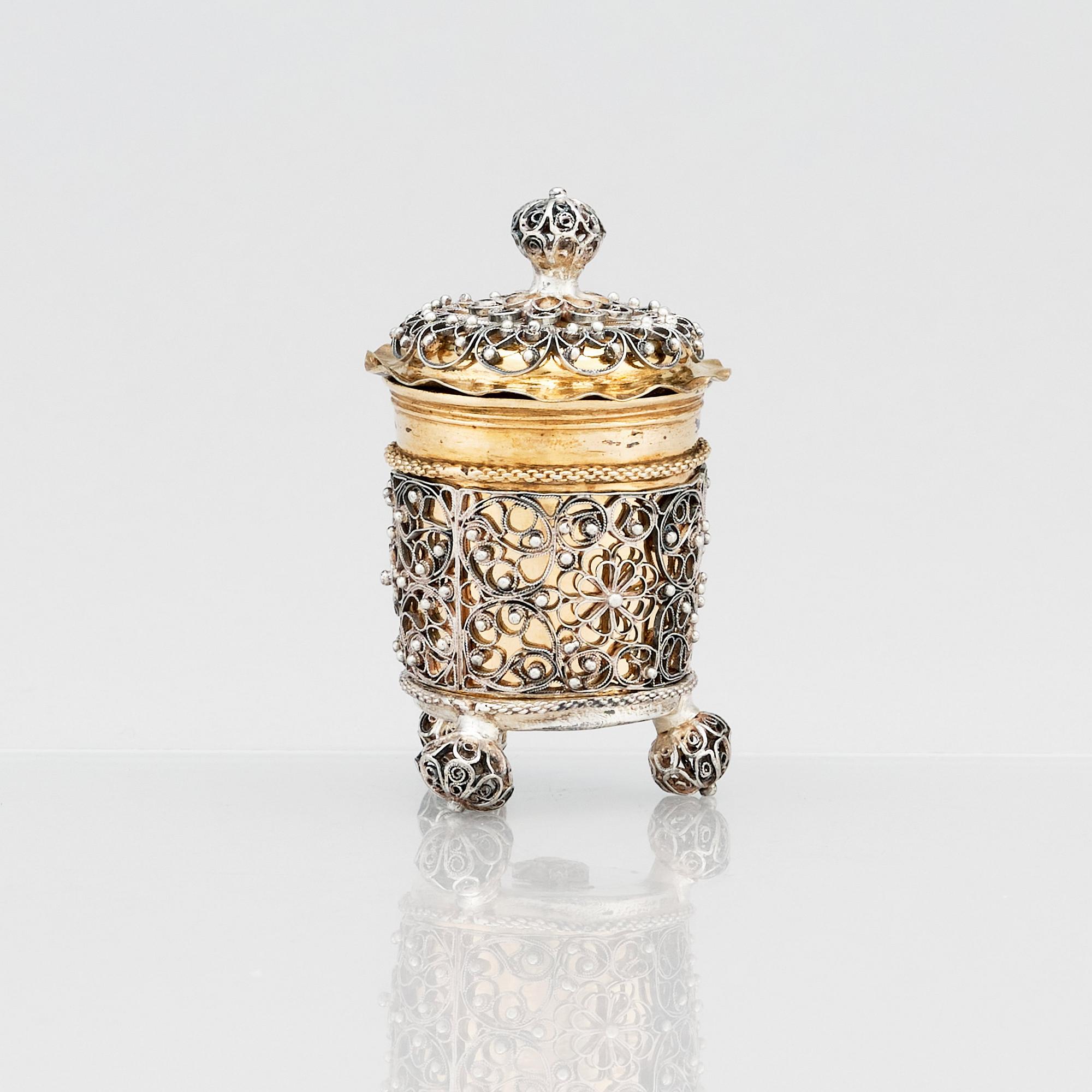 Johan Friedrich Straub, miniatyrbägare med lock, förgyllt silver, filigran, Karlstad (1674-1713). Barock.