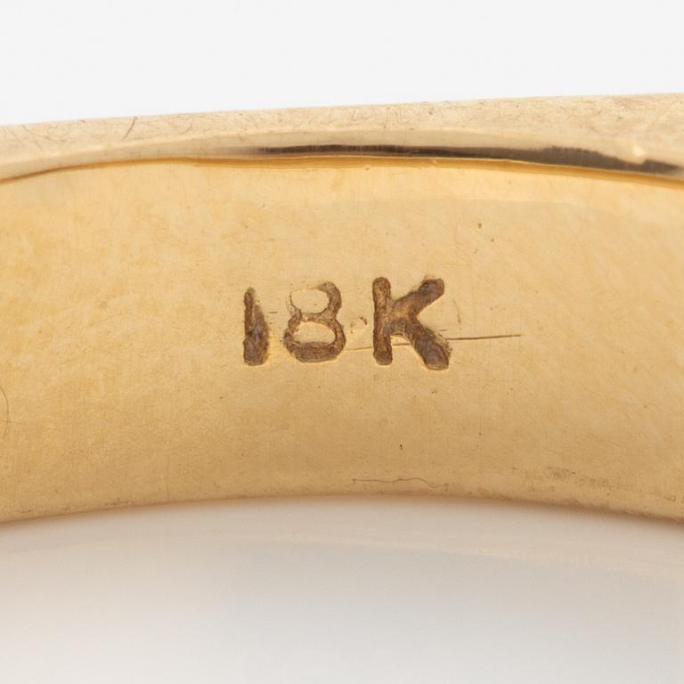 Alliance ring, 18K gold with five brilliant-cut diamonds totalling approximately 1 ct.